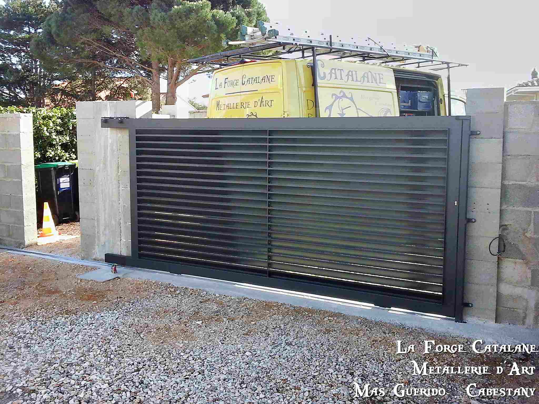 portail coulissant en lames pliees en z forge catalane.jpg